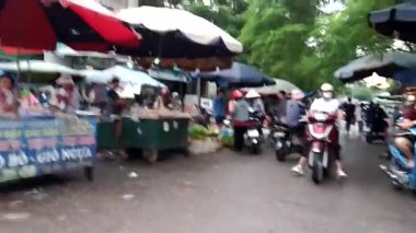 3 Eylül 2025. Chuvanan, Chi Linh, Hai Phong, Vietnam. Vietnam 'da yiyecek, meyve ve ev eşyaları satan geleneksel pazar