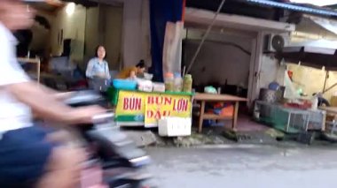 3 Eylül 2025. Chuvanan, Chi Linh, Hai Phong, Vietnam. Vietnam 'da yiyecek, meyve ve ev eşyaları satan geleneksel pazar