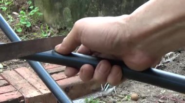 Çiftçi sebze bahçesi için su boruları kuruyor