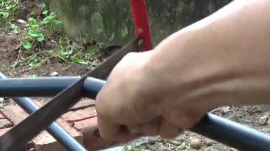 Çiftçi sebze bahçesi için su boruları kuruyor