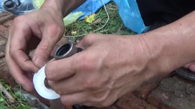 Çiftçi sebze bahçesi için su boruları kuruyor