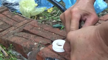 Çiftçi sebze bahçesi için su boruları kuruyor