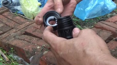 Çiftçi sebze bahçesi için su boruları kuruyor