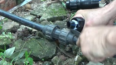 Çiftçi sebze bahçesi için su boruları kuruyor