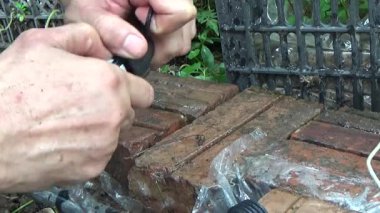 Çiftçi sebze bahçesi için su boruları kuruyor