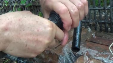 Çiftçi sebze bahçesi için su boruları kuruyor