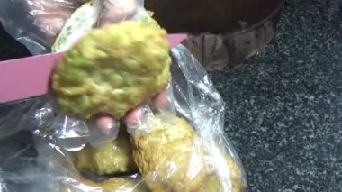 Asya jambonu kesmek için bıçak kullan. Jambonu tabağa koy. Jambonun etrafında döndüğü sahne