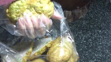 Asya jambonu kesmek için bıçak kullan. Jambonu tabağa koy. Jambonun etrafında döndüğü sahne