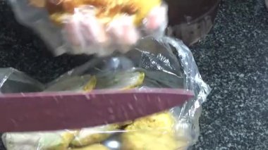 Asya jambonu kesmek için bıçak kullan. Jambonu tabağa koy. Jambonun etrafında döndüğü sahne