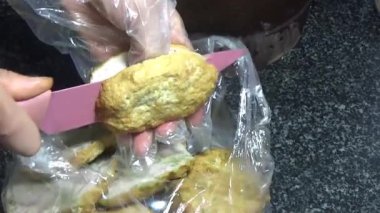 Asya jambonu kesmek için bıçak kullan. Jambonu tabağa koy. Jambonun etrafında döndüğü sahne