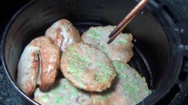 Asya jambonu kesmek için bıçak kullan. Jambonu tabağa koy. Jambonun etrafında döndüğü sahne