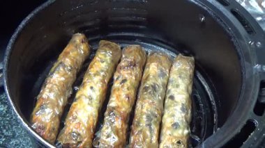 Asya jambonu kesmek için bıçak kullan. Jambonu tabağa koy. Jambonun etrafında döndüğü sahne