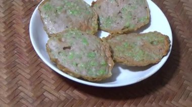 Asya jambonu kesmek için bıçak kullan. Jambonu tabağa koy. Jambonun etrafında döndüğü sahne