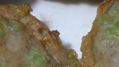 Asya jambonu kesmek için bıçak kullan. Jambonu tabağa koy. Jambonun etrafında döndüğü sahne