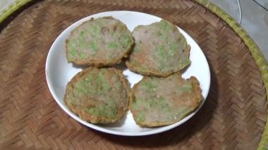 Asya jambonu kesmek için bıçak kullan. Jambonu tabağa koy. Jambonun etrafında döndüğü sahne