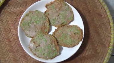 Asya jambonu kesmek için bıçak kullan. Jambonu tabağa koy. Jambonun etrafında döndüğü sahne