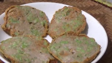 Asya jambonu kesmek için bıçak kullan. Jambonu tabağa koy. Jambonun etrafında döndüğü sahne