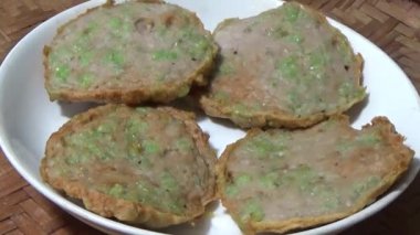 Asya jambonu kesmek için bıçak kullan. Jambonu tabağa koy. Jambonun etrafında döndüğü sahne