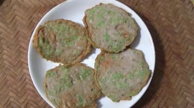 Asya jambonu kesmek için bıçak kullan. Jambonu tabağa koy. Jambonun etrafında döndüğü sahne