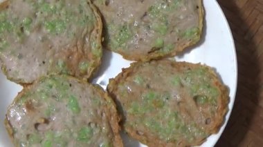 Asya jambonu kesmek için bıçak kullan. Jambonu tabağa koy. Jambonun etrafında döndüğü sahne