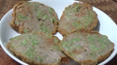 Asya jambonu kesmek için bıçak kullan. Jambonu tabağa koy. Jambonun etrafında döndüğü sahne