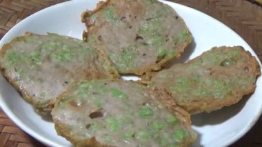 Asya jambonu kesmek için bıçak kullan. Jambonu tabağa koy. Jambonun etrafında döndüğü sahne