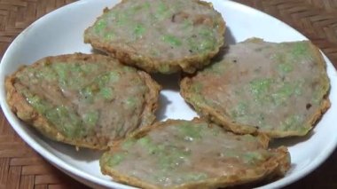 Asya jambonu kesmek için bıçak kullan. Jambonu tabağa koy. Jambonun etrafında döndüğü sahne