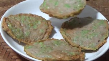 Asya jambonu kesmek için bıçak kullan. Jambonu tabağa koy. Jambonun etrafında döndüğü sahne