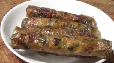 Asya jambonu kesmek için bıçak kullan. Jambonu tabağa koy. Jambonun etrafında döndüğü sahne