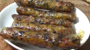 Asya jambonu kesmek için bıçak kullan. Jambonu tabağa koy. Jambonun etrafında döndüğü sahne