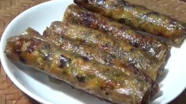 Asya jambonu kesmek için bıçak kullan. Jambonu tabağa koy. Jambonun etrafında döndüğü sahne