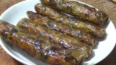 Asya jambonu kesmek için bıçak kullan. Jambonu tabağa koy. Jambonun etrafında döndüğü sahne