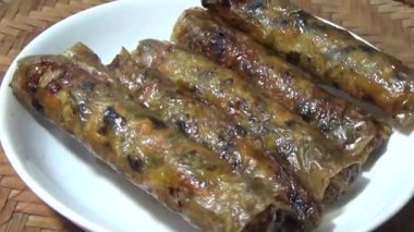 Asya jambonu kesmek için bıçak kullan. Jambonu tabağa koy. Jambonun etrafında döndüğü sahne