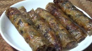 Asya jambonu kesmek için bıçak kullan. Jambonu tabağa koy. Jambonun etrafında döndüğü sahne