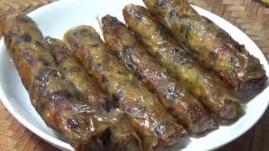 Asya jambonu kesmek için bıçak kullan. Jambonu tabağa koy. Jambonun etrafında döndüğü sahne