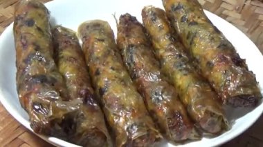 Asya jambonu kesmek için bıçak kullan. Jambonu tabağa koy. Jambonun etrafında döndüğü sahne