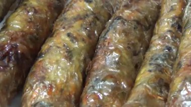 Asya jambonu kesmek için bıçak kullan. Jambonu tabağa koy. Jambonun etrafında döndüğü sahne