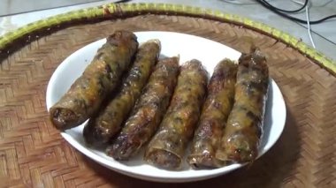 Asya jambonu kesmek için bıçak kullan. Jambonu tabağa koy. Jambonun etrafında döndüğü sahne