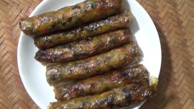 Asya jambonu kesmek için bıçak kullan. Jambonu tabağa koy. Jambonun etrafında döndüğü sahne