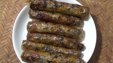 Asya jambonu kesmek için bıçak kullan. Jambonu tabağa koy. Jambonun etrafında döndüğü sahne