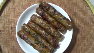 Asya jambonu kesmek için bıçak kullan. Jambonu tabağa koy. Jambonun etrafında döndüğü sahne