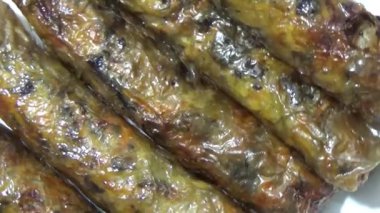 Asya jambonu kesmek için bıçak kullan. Jambonu tabağa koy. Jambonun etrafında döndüğü sahne