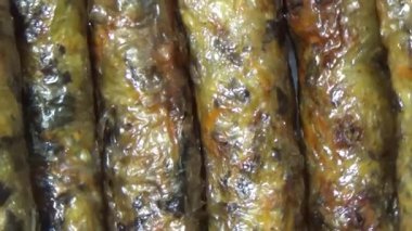 Asya jambonu kesmek için bıçak kullan. Jambonu tabağa koy. Jambonun etrafında döndüğü sahne