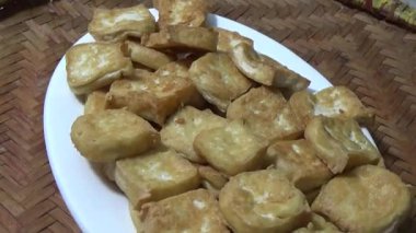 Asya jambonu kesmek için bıçak kullan. Jambonu tabağa koy. Jambonun etrafında döndüğü sahne