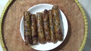 Asya jambonu kesmek için bıçak kullan. Jambonu tabağa koy. Jambonun etrafında döndüğü sahne