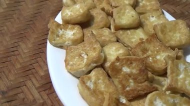 Asya jambonu kesmek için bıçak kullan. Jambonu tabağa koy. Jambonun etrafında döndüğü sahne