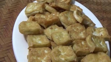 Asya jambonu kesmek için bıçak kullan. Jambonu tabağa koy. Jambonun etrafında döndüğü sahne