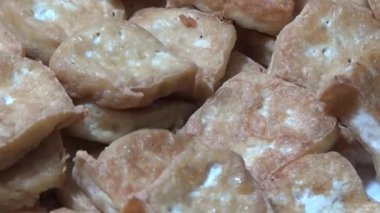 Asya jambonu kesmek için bıçak kullan. Jambonu tabağa koy. Jambonun etrafında döndüğü sahne