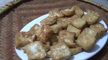 Asya jambonu kesmek için bıçak kullan. Jambonu tabağa koy. Jambonun etrafında döndüğü sahne