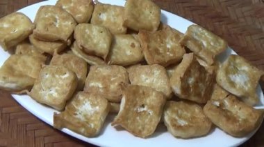 Asya jambonu kesmek için bıçak kullan. Jambonu tabağa koy. Jambonun etrafında döndüğü sahne